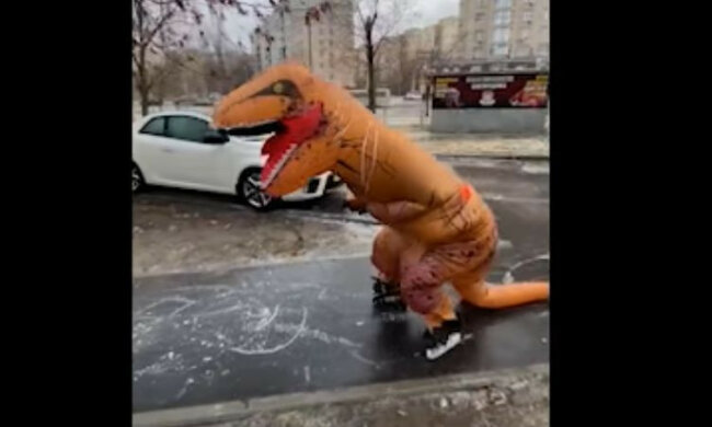 "Динозавр" на ожеледі / скріншот з відео