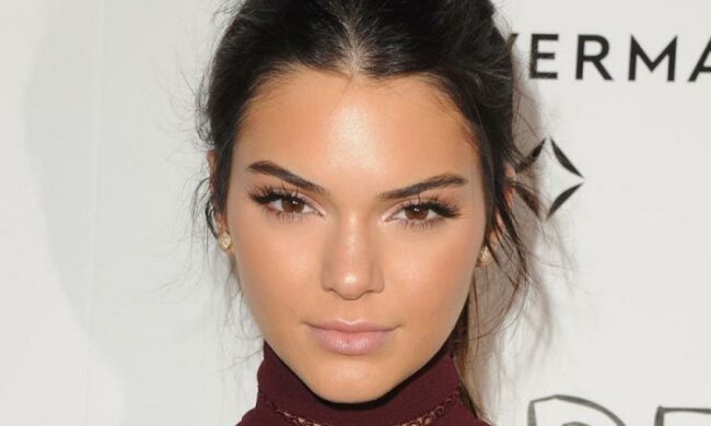 Почти Brazzers: Кендалл Дженнер на диване показала все свои прелести