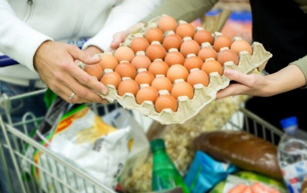 Люди, покупающие яйца в магазине