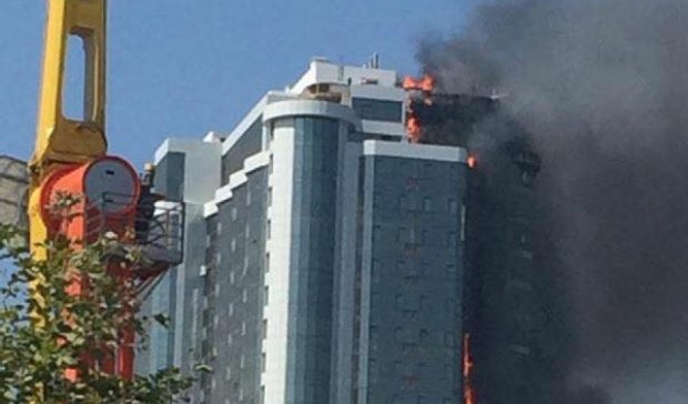 Елітна новобудова  загорілася в Одесі  - пожежники безпорадні (фото, відео)
