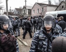 Никого не подпускают: оккупанты переворачивают дома крымских активистов