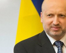 Дружина Турчинова показує йому специфічні картинки. Той радіє