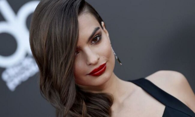 Відома модель попозувала топлес у Каннах