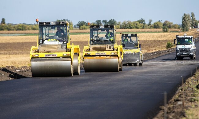 Кабмін анонсував рекордні витрати на ремонт доріг до 2020 року: як рятуватимуть "спадщину Гройсмана"