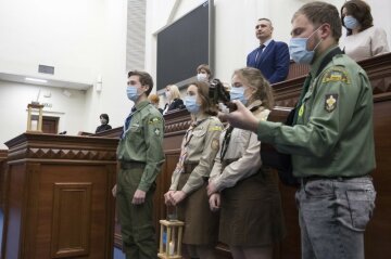 У Київраду привезли Вифлеємський вогонь, фото: kiev.klichko.org