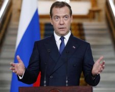 Медведєву виявилося мало Росії: наказав творити острови