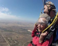 Африканка у 100 років стрибнула з парашутом