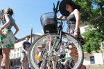 Львівські дами покаталися на велосипедах у ділових сукенках