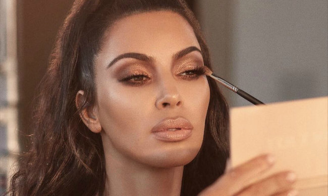 Кардашьян прогулялася в гумових штанях: навіщо стільки фотошопу