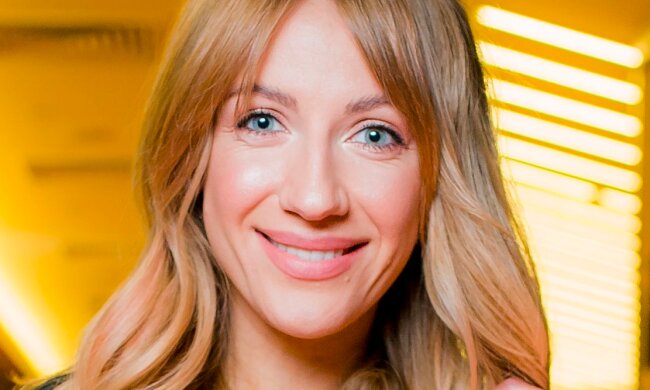 "Леся вагітна!": Нікітюк в облягаючому міні показала кругленький животик, фанати радіють