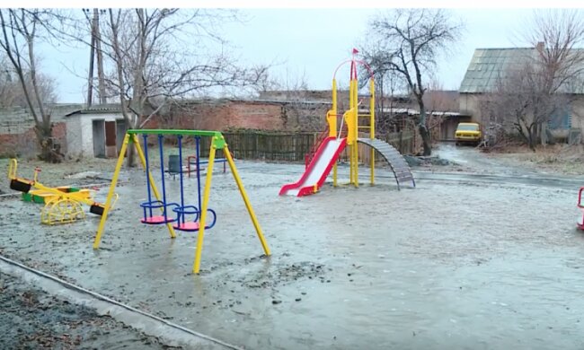 Гроші в кишені, дітей в болото: чиновники встановили майданчик в багнюці