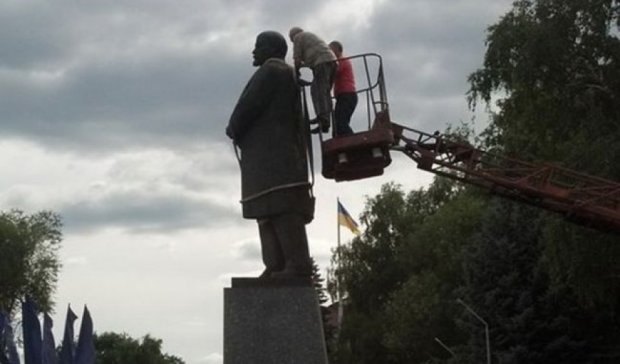 На одного Ленина стало меньше в Харьковской области (фото) 