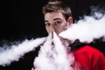 Пар стовпом, дим коромислом: вейп виявився шкідливішим за сигарети