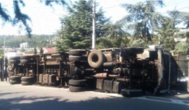 В Крыму перевернулся грузовик "Массандры"