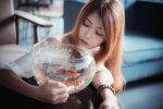 Девушка с аквариумом, фото из открытых источников