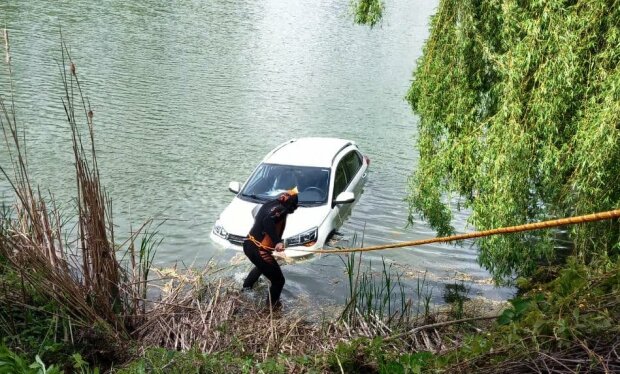 Авто нечаянно упало в озеро, спасатели еле достали "улов": пришлось спускать водолазов