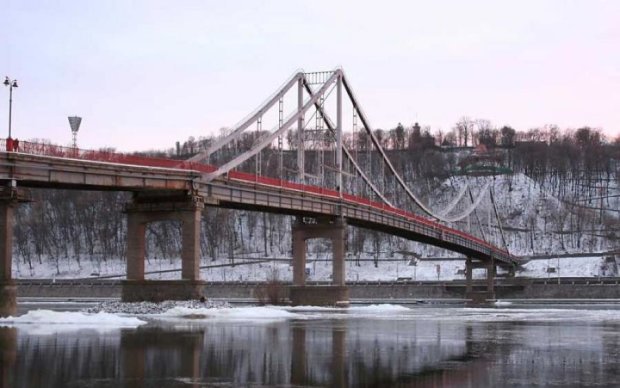 Пьяный таран: столичный пешеходный мост оказался на грани катастрофы
