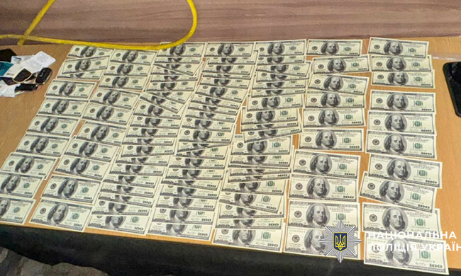 хабар за зняття з розшуку та незаконний виїзд з країни