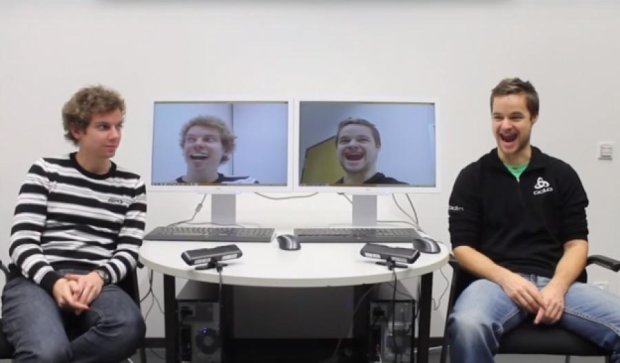 Комп'ютерна програма перенесене вираз обличчя однієї людини на іншу (відео)