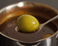 Як зробити  оливкові крашанки, кадр з відео