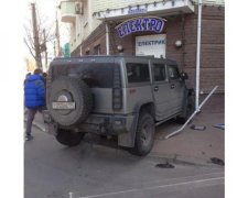 У Києві авто Hummer з російськими номерами розгромив магазин 