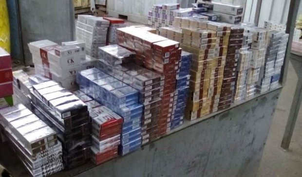 Склад з російськими цигарками викрили у Маріуполі (відео)