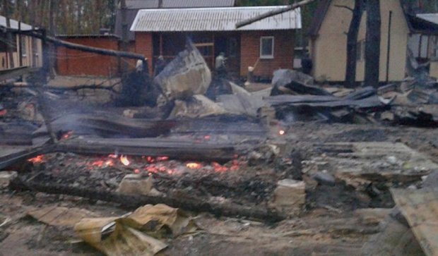На Харківщині згоріли п'ять літніх будиночків (фото)