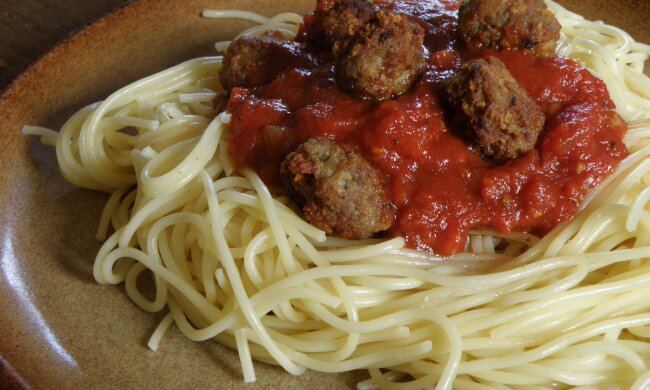 Спагетті із фрикадельками, фото: Знай.ua