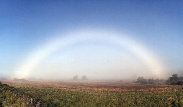Турист заснял белую туманную "радугу" в Шотландии (фото)