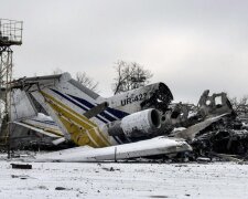 Розбомблені літаки та спалені танки: як виглядав донецький аеропорт після "навали" російських окупантів, небачені фото