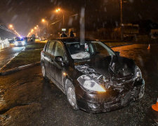 В Киеве легковушка влетела в грузовик и скрылась: копы быстро догнали, видео