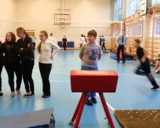 Стрибки через козла, урок фізкультури