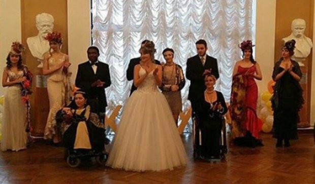 Инвалидны танцевали полонез на  колясках (фото)
