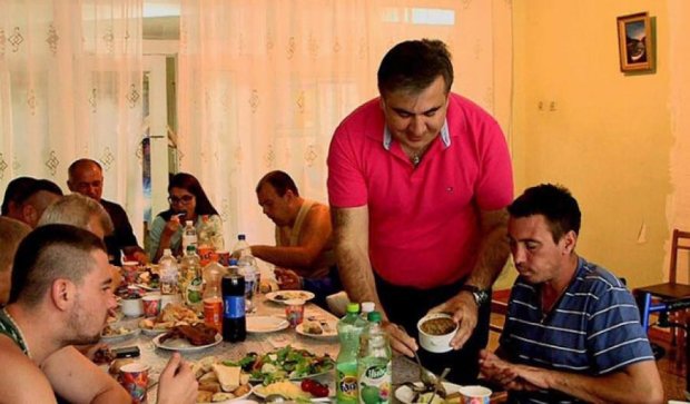 Глава Одесской области накормил раненых бойцов грузинским обедом (фото)