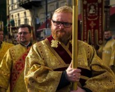 Священик виставив школярку з голими грудьми в центрі міста