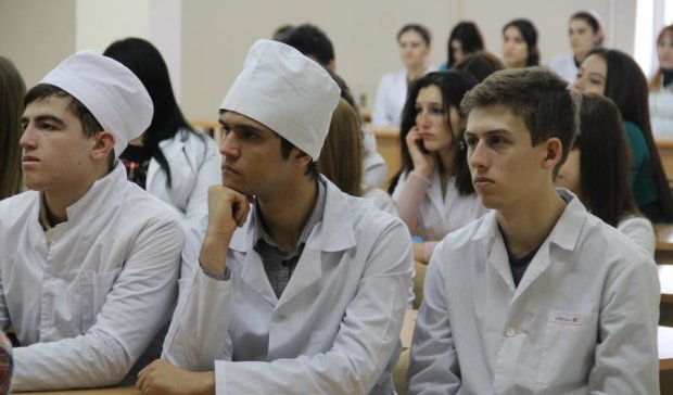 Выпускники-медики будут отрабатывать 3 года в селе после учебы