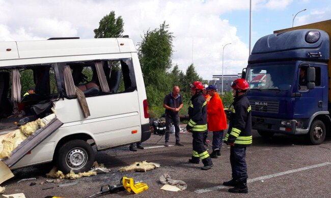 ДТП повністю паралізувала трасу Київ-Чоп: 5 авто розбилися вщент, не залишилося ні шансу