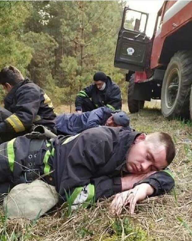 Вогонь знищив 12 сіл під Чорнобилем, сили пожежників на межі - героїчні кадри