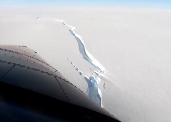 Айсберг відколовся від берегів Анарктиди, кадр з відео