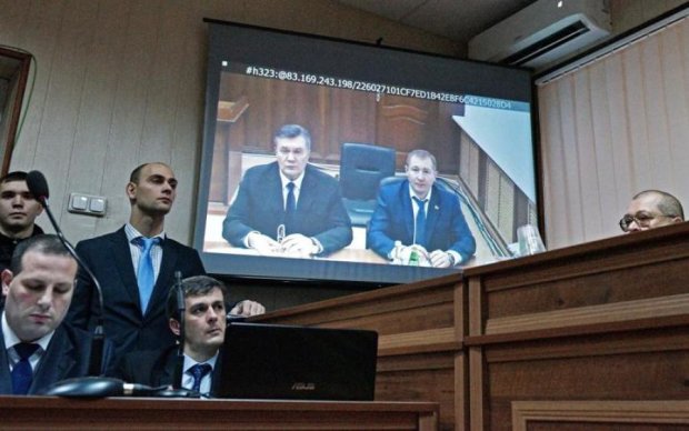 Порошенко відповідає перед судом за зраду Януковича
