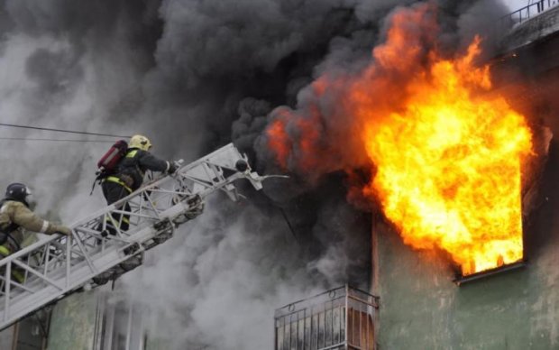 Жуткий пожар в Киеве: появились первые кадры стихии