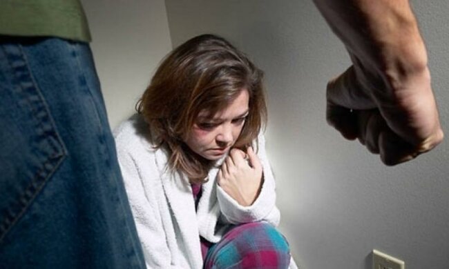  Насильства зазнає кожна четверта українська дівчина - опитування