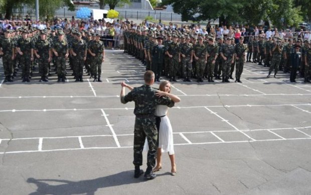 Бойова романтика: солдат після присяги віддав своє серце, але не Україні