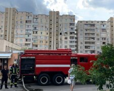 У Києві на Позняках слідом за вибухом спалахнула багатоповерхівка - дим, паніка, рятувальники летять