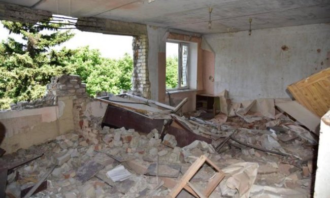 Очередной обстрел на Донбассе: боевики атаковали школу 