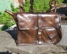 В Сумах установили памятник чиновнику-взяточнику