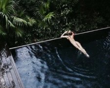 Модель Victoria's Secret любить плавати в басейні голою