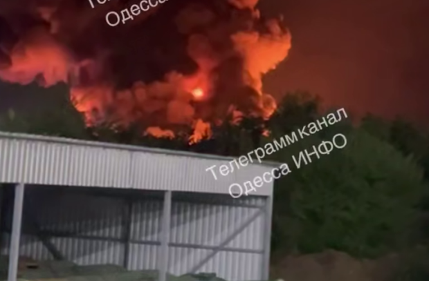 Терминал "Новой почты" в Одессе загорелся после удара РФ: черный дым виден за километры
