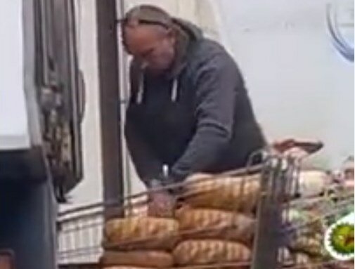 как в Киеве разгружали хлеб для магазина, скрин с видео
