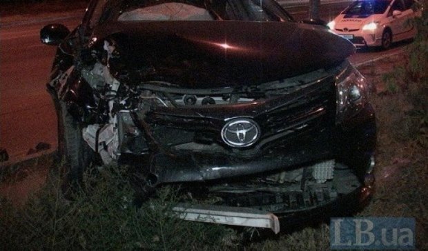 Два київських авто розбилися об бетонний парапет